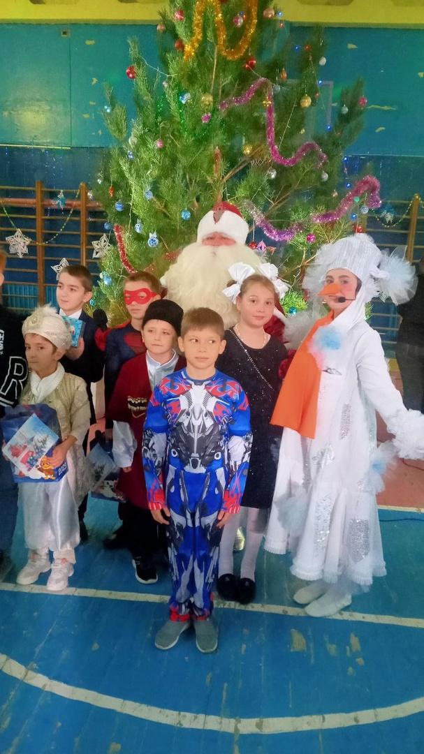 Новогоднее представление в школе.