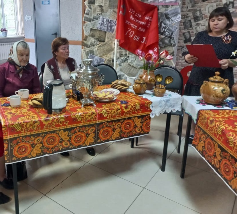 Поём за столом.
