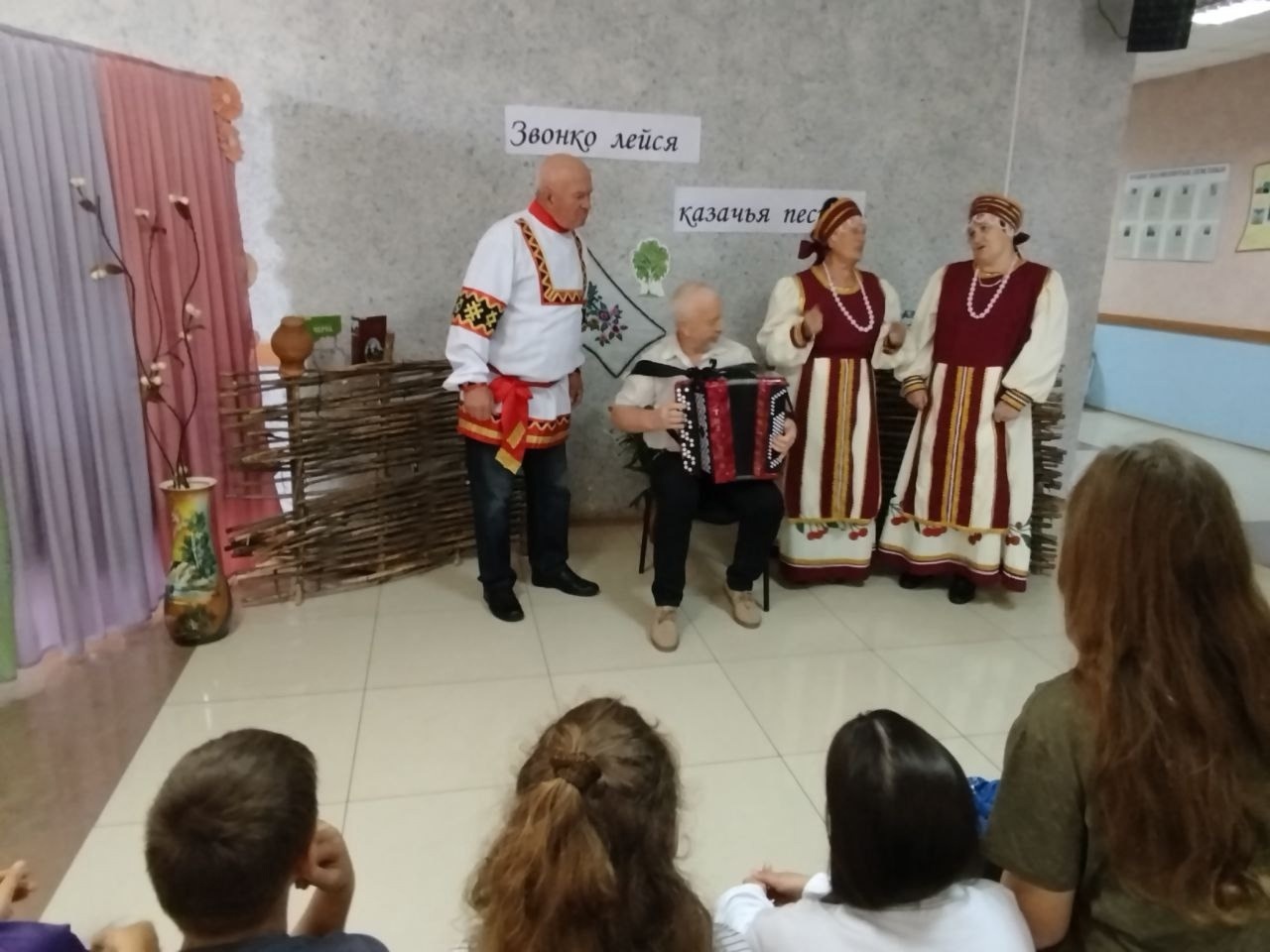 Звонко лейся, казачья песня.