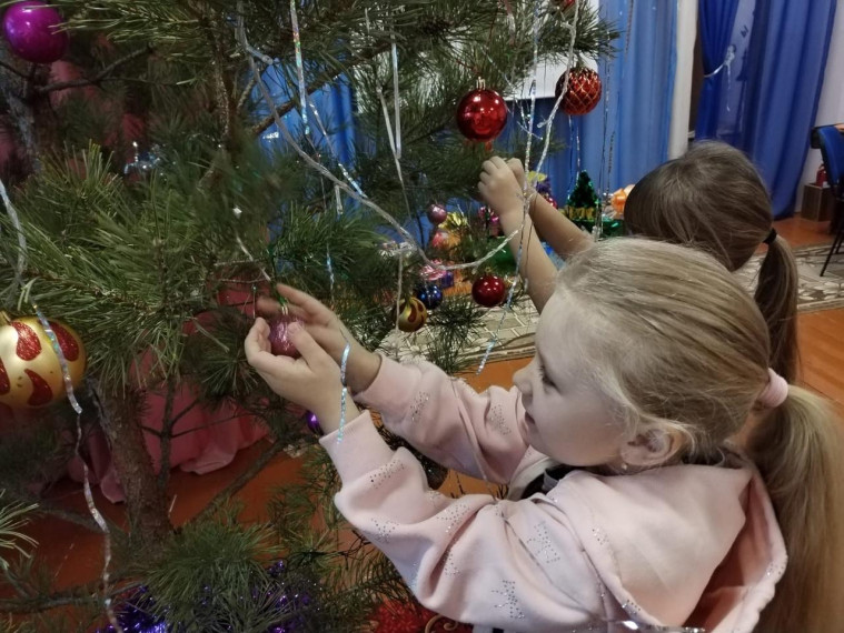 Воспитанники детского сада украсили новогоднюю ель. Воспитанники детского сада украсили новогоднюю ель.